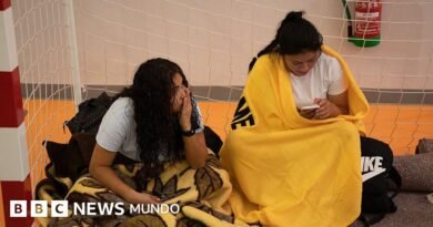 Imágenes de los miles de evacuados que duermen en refugios improvisados por los voraces incendios en España y Francia - BBC News Mundo