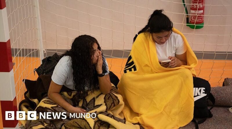 Imágenes de los miles de evacuados que duermen en refugios improvisados por los voraces incendios en España y Francia - BBC News Mundo