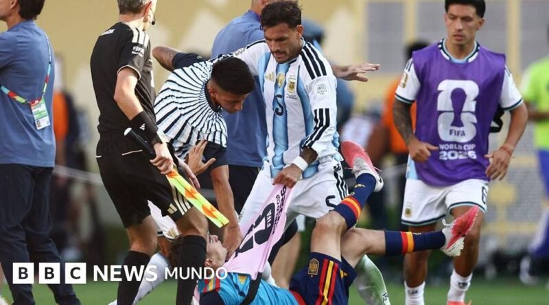 La FIFA abre procedimientos disciplinarios contra Argentina por incidentes ocurridos durante el Mundial 2026 - BBC News Mundo