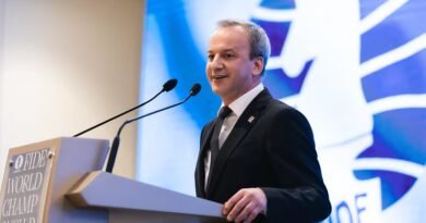 Arkady Dvorkóvich, presidente de la FIDE, durante la clausura del Mundial en Singapur, en diciembre de 2024