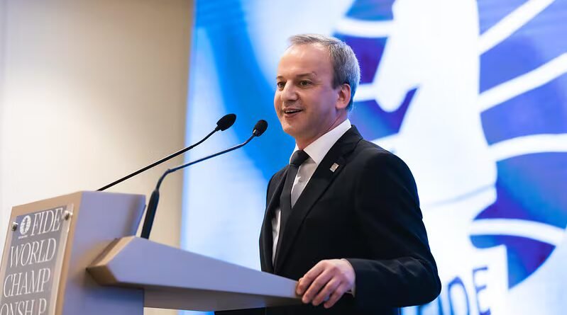 Arkady Dvorkóvich, presidente de la FIDE, durante la clausura del Mundial en Singapur, en diciembre de 2024