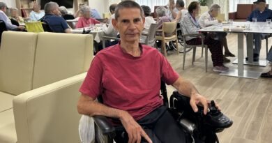 Alfonso García, desalojado de una residencia por el incendio, en otro centro de Vicálvaro (Madrid), este sábado.