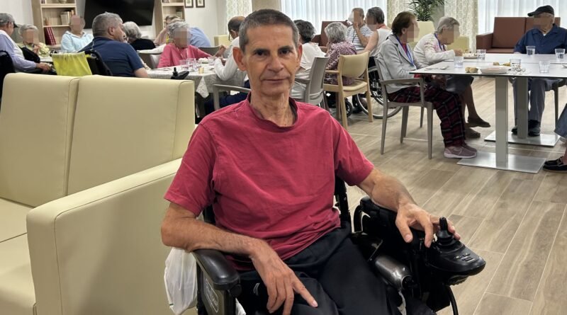 Alfonso García, desalojado de una residencia por el incendio, en otro centro de Vicálvaro (Madrid), este sábado.
