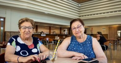 Rosario Borrás y María Sales en un bar de la Vilavella el miércoles.