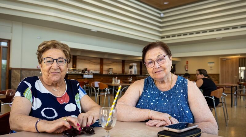 Rosario Borrás y María Sales en un bar de la Vilavella el miércoles.