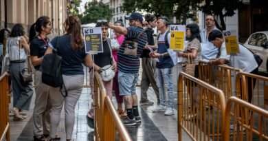 Varias personas esperan turno para presentar ante el Ayuntamiento la solicitud para regularizar su situación en España, en Valencia el pasado 29 de junio.