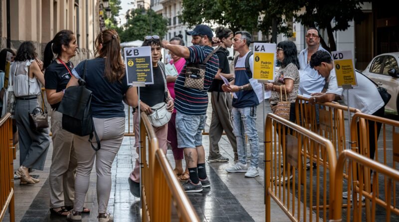 Varias personas esperan turno para presentar ante el Ayuntamiento la solicitud para regularizar su situación en España, en Valencia el pasado 29 de junio.