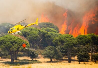 Medios aéreos trabajan en la extinción del incendio declarado en la Sierra Oeste de Madrid.