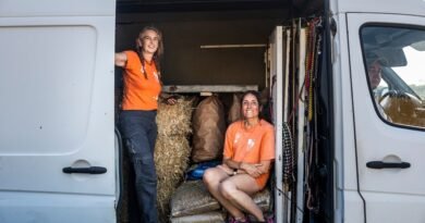 Beatriz y Nieves, voluntarias de Vida Animal, dentro de la furgoneta en la que van a alimentar a animales a Sotillo de la Adrada, en un punto de control de la Guardia Civil, en Cardiel de los Montes.