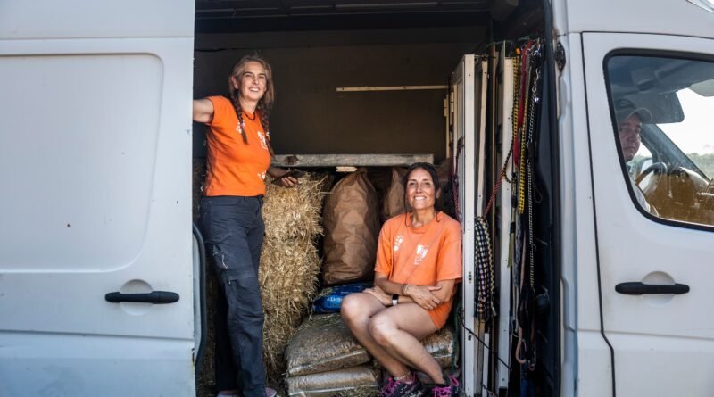 Beatriz y Nieves, voluntarias de Vida Animal, dentro de la furgoneta en la que van a alimentar a animales a Sotillo de la Adrada, en un punto de control de la Guardia Civil, en Cardiel de los Montes.