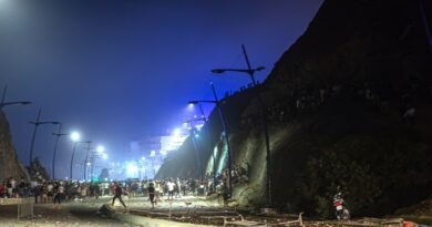 Disturbios encabezados por jóvenes marroquíes en la frontera de Castillejos con Ceuta en la madrugada del viernes.