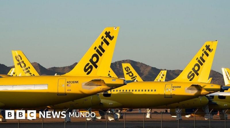 Por qué las aerolíneas de bajo costo están en crisis y qué significa esto para los precios de los vuelos - BBC News Mundo