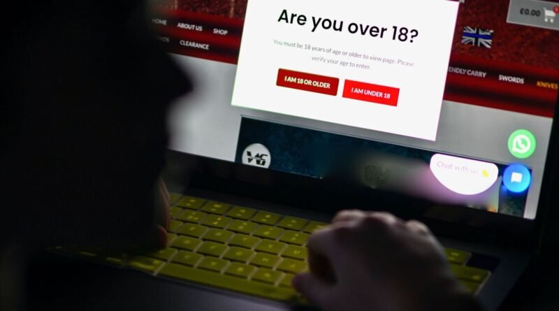 Reino Unido propone toque de queda a redes sociales para adolescentes