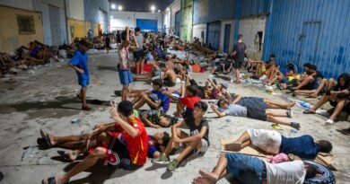 Centenares de inmigrantes pasan la noche en la calle en Ceuta, este viernes.