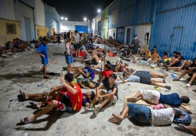 Centenares de inmigrantes pasan la noche en la calle en Ceuta, este viernes.