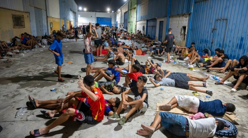 Centenares de inmigrantes pasan la noche en la calle en Ceuta, este viernes.