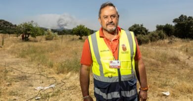 Un alcalde que mira al fuego a los ojos