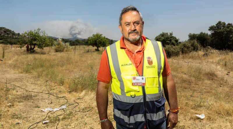 Un alcalde que mira al fuego a los ojos