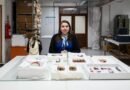 Veronica Silva junto a los objetos en conservación del Niño del Cerro El Plomo, en el MNHN, el 23 de julio.