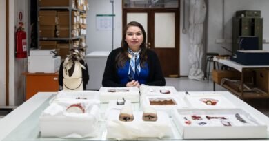 Veronica Silva junto a los objetos en conservación del Niño del Cerro El Plomo, en el MNHN, el 23 de julio.