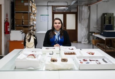 Veronica Silva junto a los objetos en conservación del Niño del Cerro El Plomo, en el MNHN, el 23 de julio.