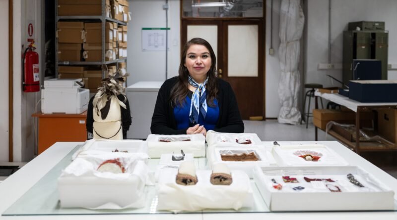 Veronica Silva junto a los objetos en conservación del Niño del Cerro El Plomo, en el MNHN, el 23 de julio.