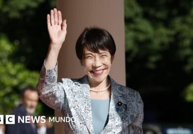 ¿Se puede gobernar un país durmiendo solo 3 horas? El debate sobre la cultura laboral de Japón que desató la rutina de sueño de la primera ministra - BBC News Mundo