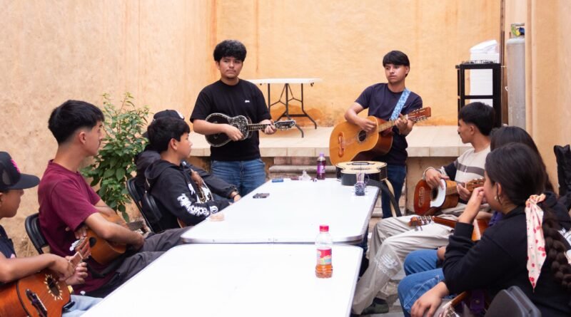 Fortalece SECULT la formación de nuevas generaciones de huapangueros