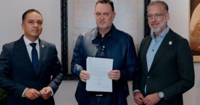 Firma Mauricio Kuri declaratoria de Área Natural Protegida al Parque Los Alcanfores