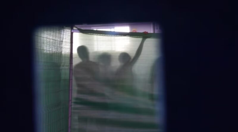 Así es la nave en la que Ceuta está realojando a decenas de niñas y adolescentes que dormían en la calle
