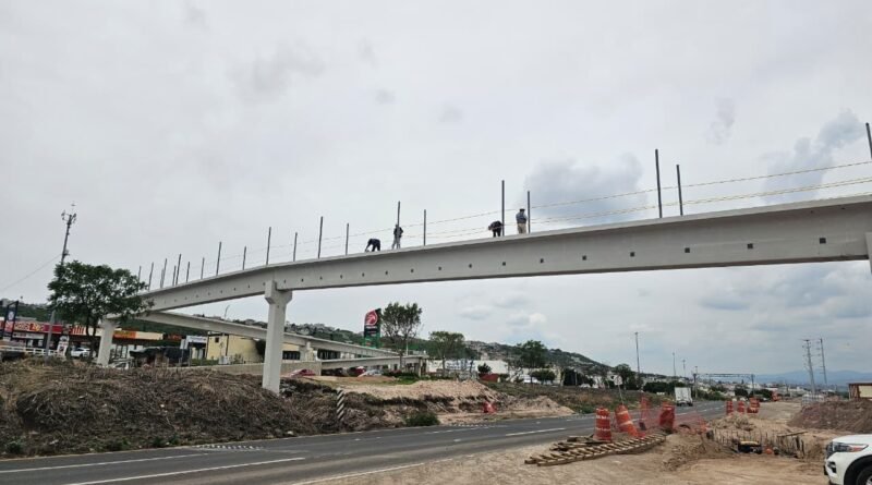 Avanza construcción del puente peatonal de Juriquilla - RR Noticias