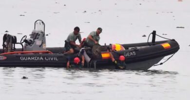Agentes de la Guardia Civil rescataban el viernes el cadáver de un inmigrante en aguas de Ceuta.