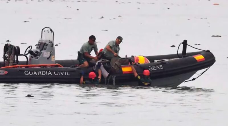 Agentes de la Guardia Civil rescataban el viernes el cadáver de un inmigrante en aguas de Ceuta.