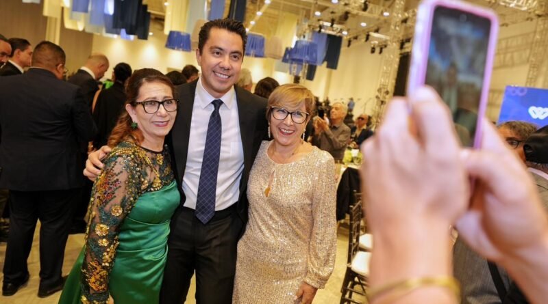 Celebra Felifer Macías a los adultos mayores en el Tradicional Baile del Recuerdo - RR Noticias