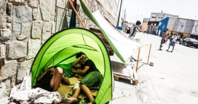 Migrantes duermen en las calles de un polígono junto a la barriada de El Príncipe.