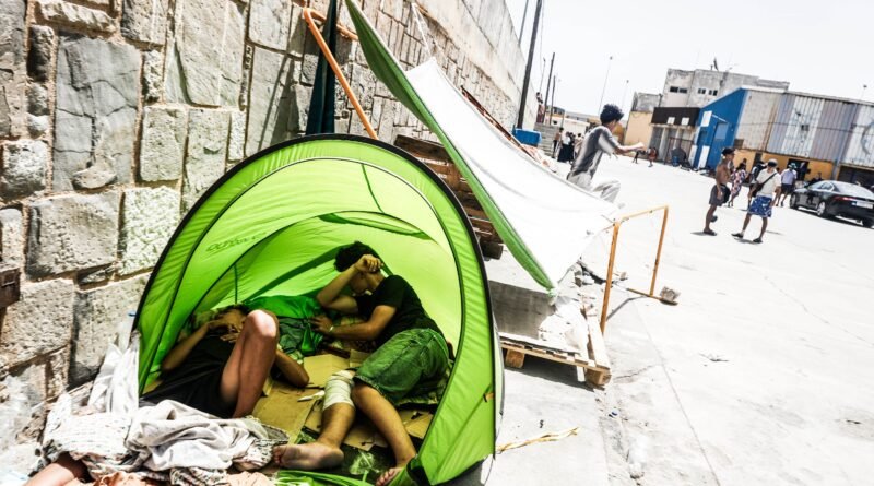 Migrantes duermen en las calles de un polígono junto a la barriada de El Príncipe.