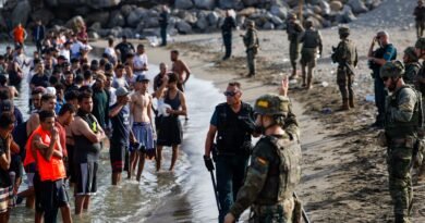 Cientos de personas esperan en la frontera entre España y Marruecos
