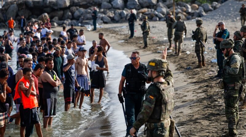 Cientos de personas esperan en la frontera entre España y Marruecos