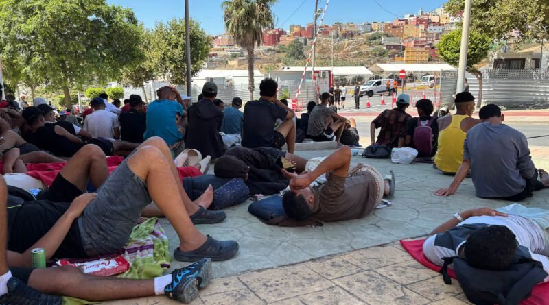 Ceuta duplica esfuerzos para templar ánimos y ubicar a los migrantes