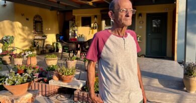 Dani Rahamim frente a su casa en el kibutz de Nahal Oz, en Israel, este miércoles.