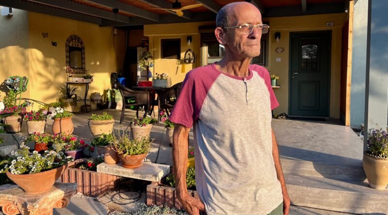 Dani Rahamim frente a su casa en el kibutz de Nahal Oz, en Israel, este miércoles.