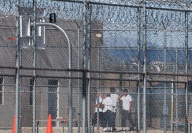 Cómo los migrantes luchan solos para salir de los centros del ICE con un recurso legal que Trump busca eliminar