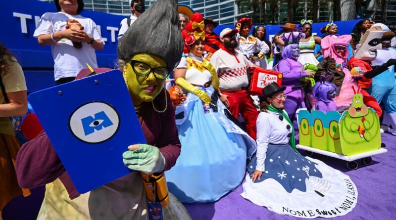 Cuando 100.000 adultos se visten como princesas Disney: la D23 riega de millones al sur de California