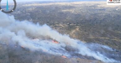 Desconfinada la localidad zamorana de Ricobayo y reabierta la N-122 al lograr los bomberos perimetrar el fuego