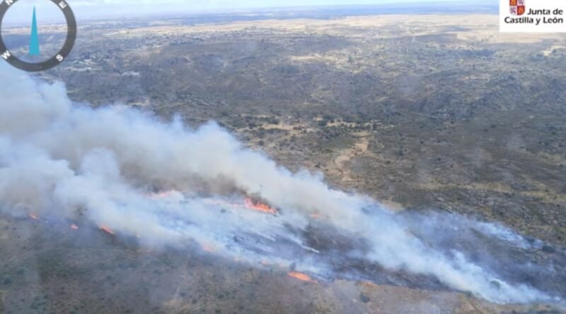 Desconfinada la localidad zamorana de Ricobayo y reabierta la N-122 al lograr los bomberos perimetrar el fuego
