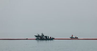 El Gobierno despliega una barrera flotante en la frontera de Ceuta para cumplir la sentencia del Supremo