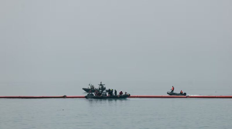 El Gobierno despliega una barrera flotante en la frontera de Ceuta para cumplir la sentencia del Supremo