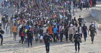 El Gobierno reubica a 1.800 migrantes de la playa de El Trampolín y prevé habilitar nuevos espacios