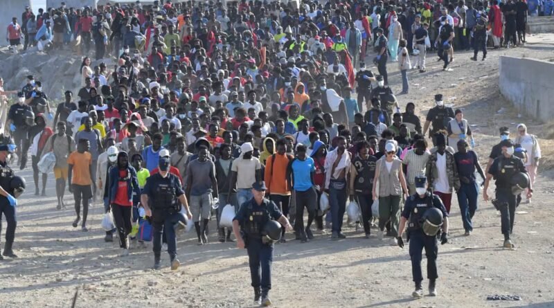 El Gobierno reubica a 1.800 migrantes de la playa de El Trampolín y prevé habilitar nuevos espacios