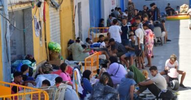 Un grupo de inmigrantes, el jueves en el polígono de El Tarajal en Ceuta.